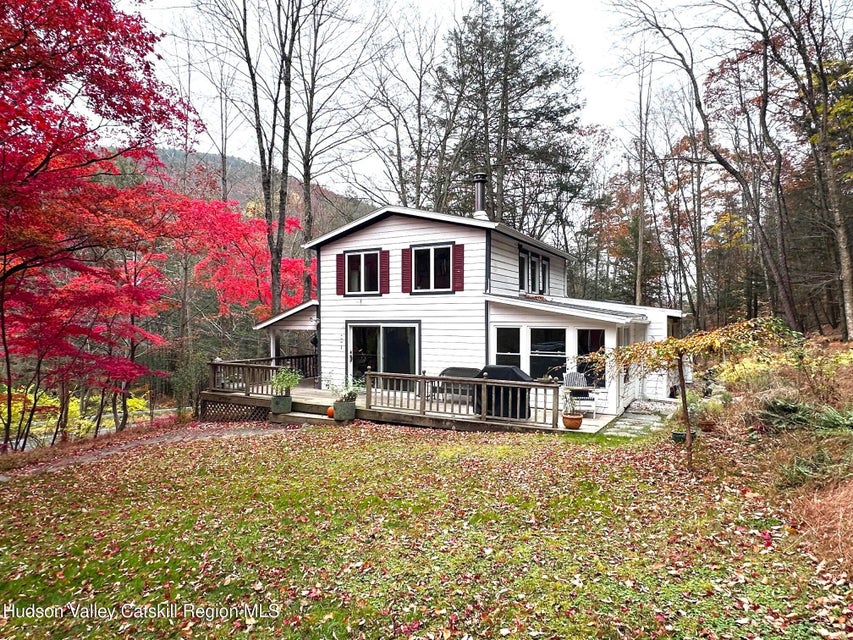 Enchanting Woodstock Cottage